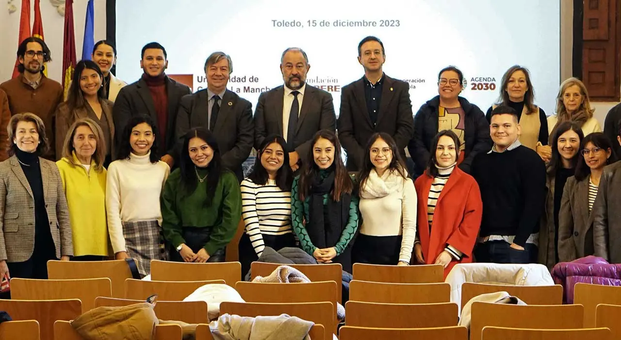 Becas de Fundación Carolina 2025